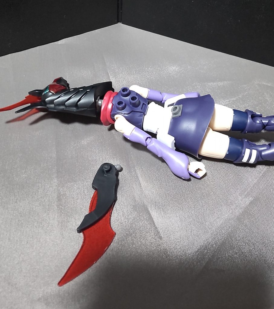 尻尾はボールジョイント接続で、脱着可能です。