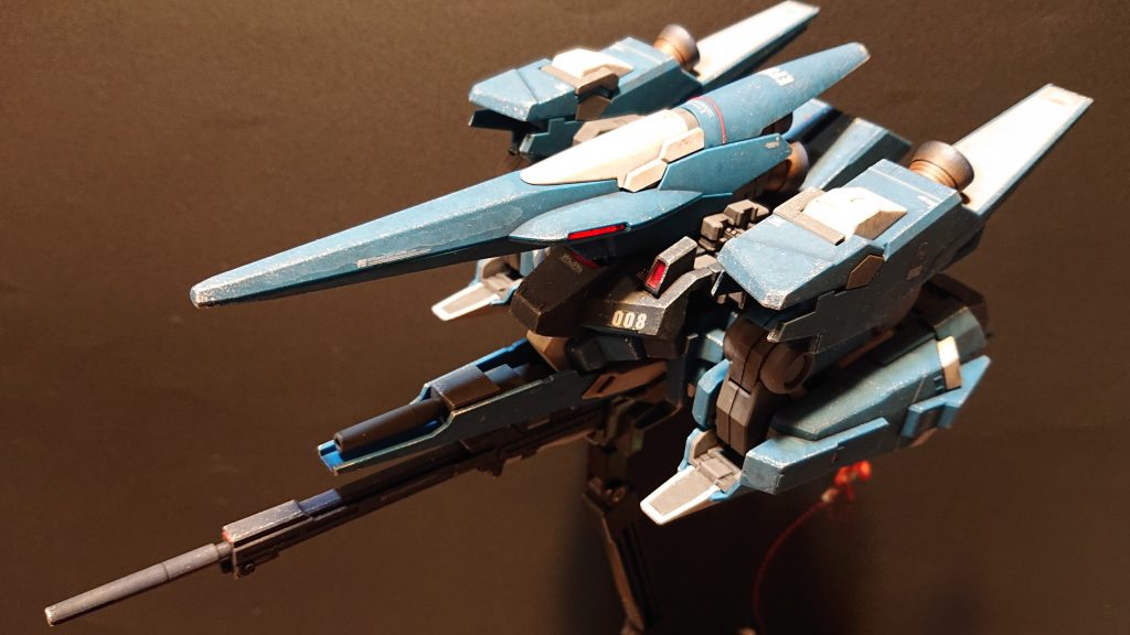 ウェザリングを施すに当たって、リゼルの曝される環境を考えて、地上より強い紫外線の当たる宇宙空間での運用による退色、戦闘での爆風や宇宙塵によるすす汚れやエッジ部分の塗装剥げがあるものと考えて、ウェザリングカラーのホワイトで退色をウェザリングマスターのブラックですす汚れを表現し、シルバーを染み込ませたスポンジでチッピングを施しました。