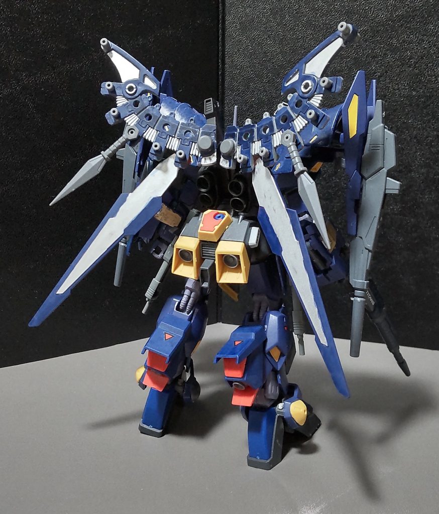 リアビューバックパックに新たにウィングを装着。前後に角度調整が出来るので、肩アーマーの干渉を回避できます。※プラアクトのオプションシリーズの「双刃」を使用しています。