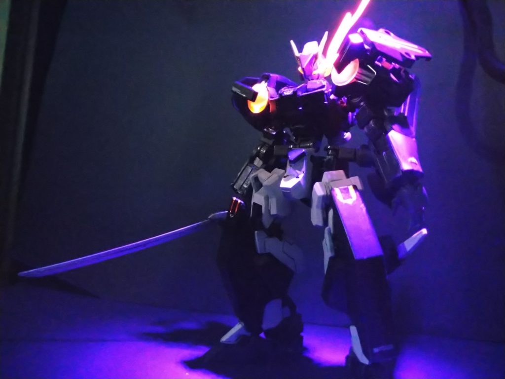 ブラックライト当てると印象変わるなぁ