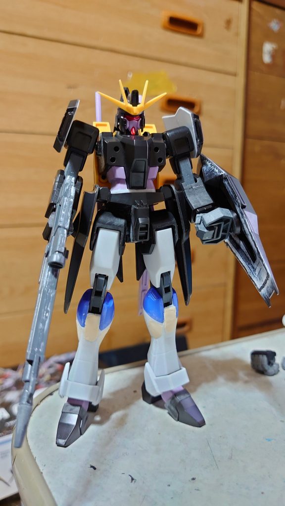 肩はセイバーガンダムと同じボールジョイント化のパーツを組み込んで制作。肩の可動がすごいことに。下半身はインパルスの股パーツと足を移植。胴体にプラ板を重ねてちょっと延長。首を延長。顔を少し削る。角をシャープ化。