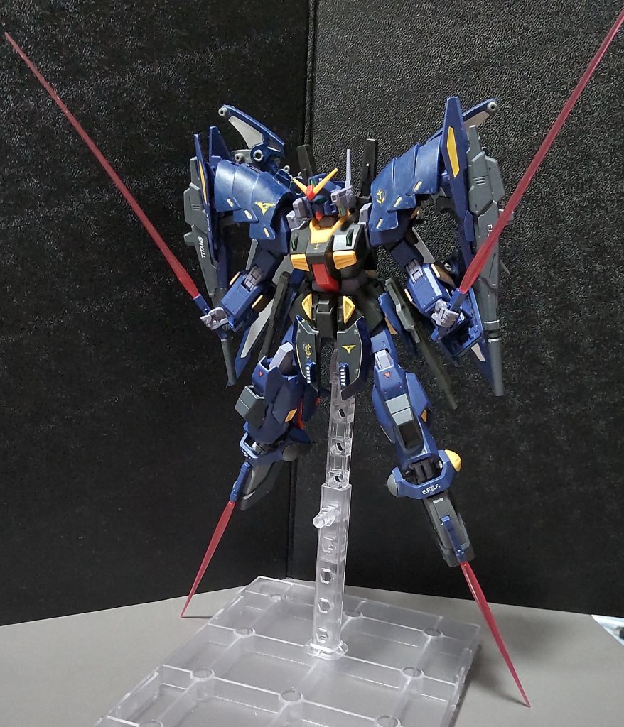 ・ビームサーベルバックパックから取り出して使用する従来の武装で、他にも脚部の先端にもビームサーベルが展開できるようになっている。