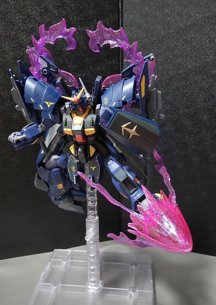 脚部にも同様の事ができるため、強烈な蹴りを繰り出すことも出来、その威力は戦艦であろうとも容易に風穴を開けるため、MS相手だと一撃で破壊される。