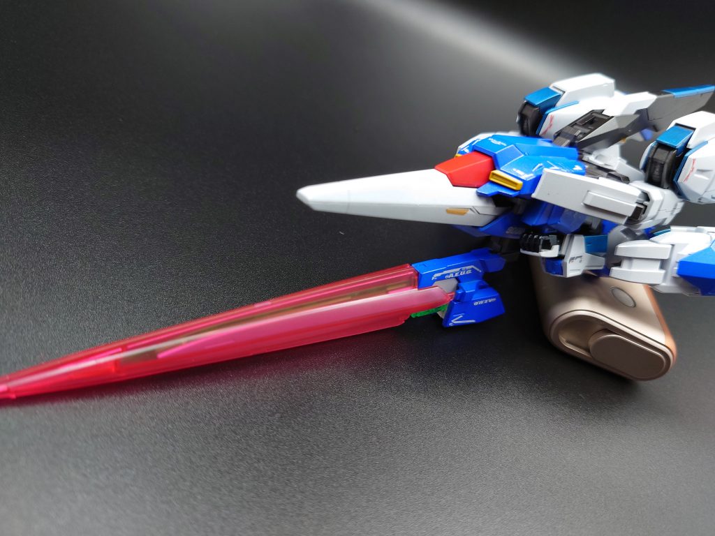 分かりづらいですが、シールドのハイメガが刺さる穴にソードを取り付けられるようにしました。アームカバーの細い方を刺そうとしたらスカスカだったのでプラバン足して刺さるようになりました。