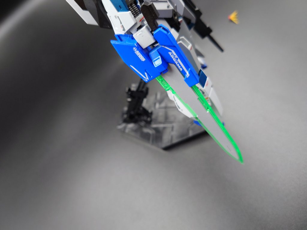 GNソードをそのままつけようとするとアームカバーの部分が干渉するので切断して短くしてみました。