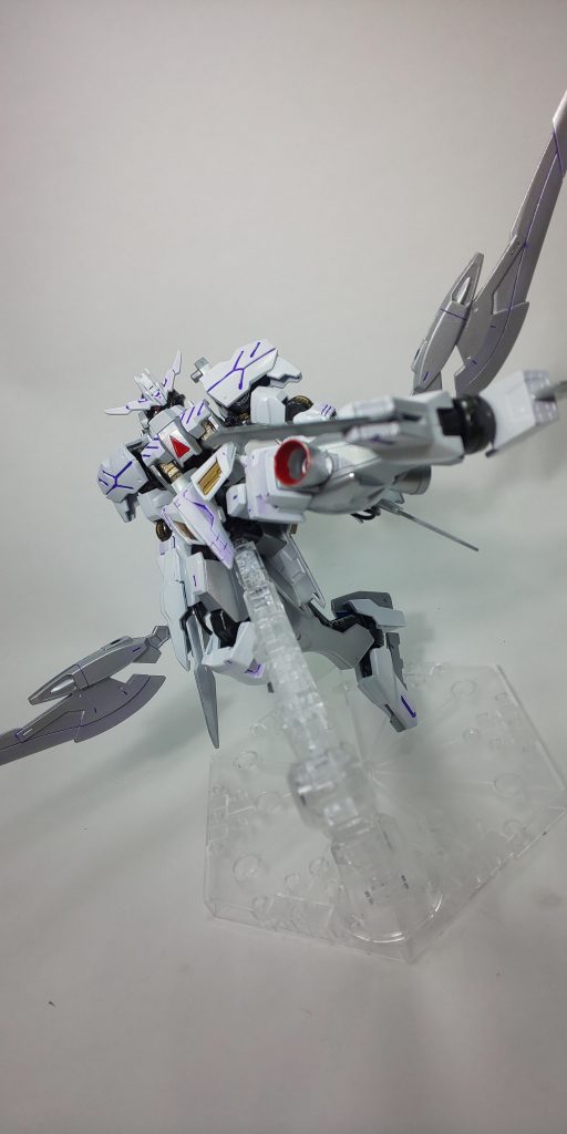 ガンダムフレームを黒鉄色で塗装。アウターパーツら8シルバーを下地にクールホワイトとホワイトシルバーで塗装。あとはタミヤエナメルでちょちょちょと差し色。拭き取り時に紫が滲む滲む。練習せねば…  