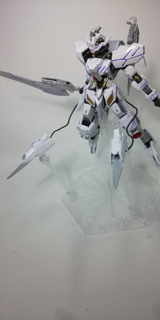 今回のメインギミック。サイドスカートはブレードアンカーに。サイドスカートとアンカーそれぞれに磁石を埋め込み簡単に取り外し出来るように。差し替えが嫌いなのでリード線は接着して折りたたんで収納してます。