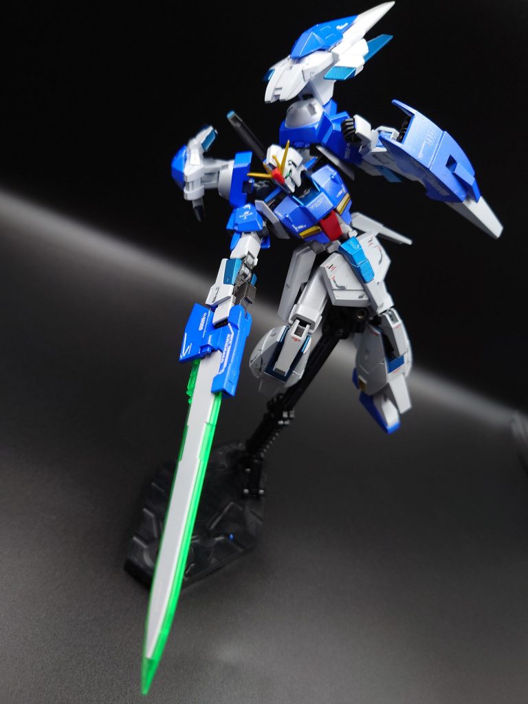 ソードを振り回す感じで一枚。バーニアがあるので躍動感が出た気がします。