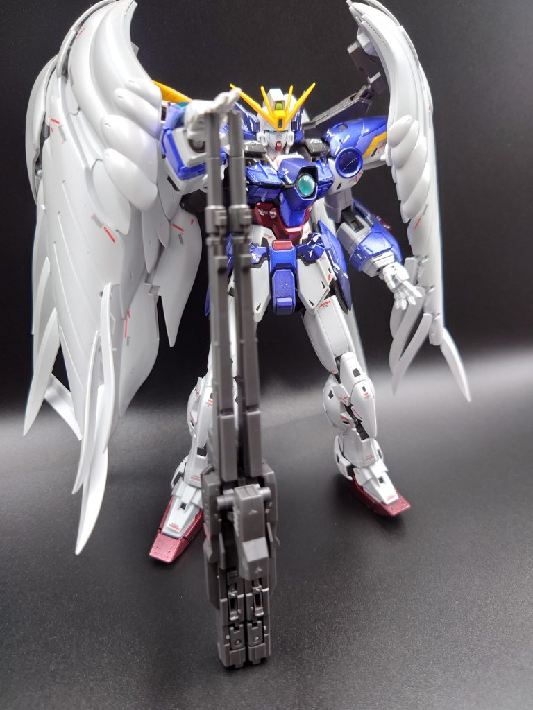 羽は重いですが自立立ちも難なくできバランスの良い機体です。写真のとり方や照明の影響で分かりづらいですが、色合いの濃淡もサフで調整できて情報量が増やせてよかったです。