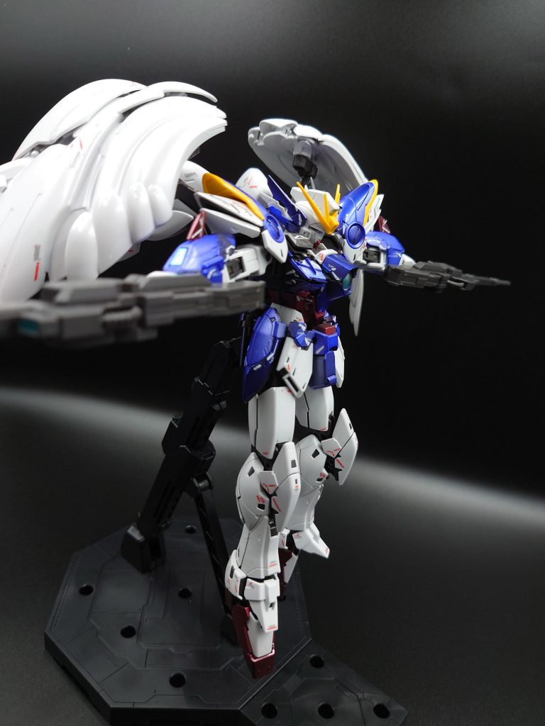 これはカトル発祥のツインバスターライフルの正しい使い方のポーズですが、ジージェネやガンダム無双で広く普及したと思ってます。そんなポーズも支えなくきれいに保持できちゃいます。