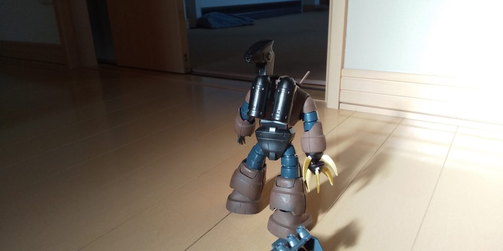 背面旧キットのドムに壽屋のオーバードマニピュレータつけただけだね