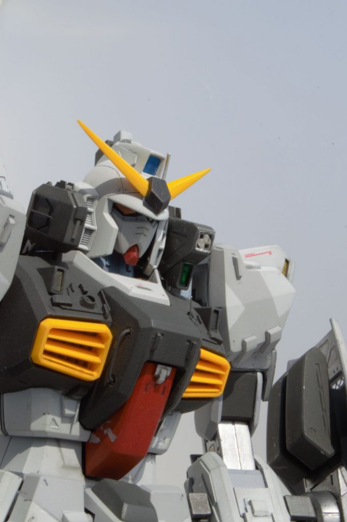 厳つい印象になるよう、フェイスを1.5㎜ほど上に持ち上げました。スリットの開港やディテールアップを各所に施しています。太陽光は正義