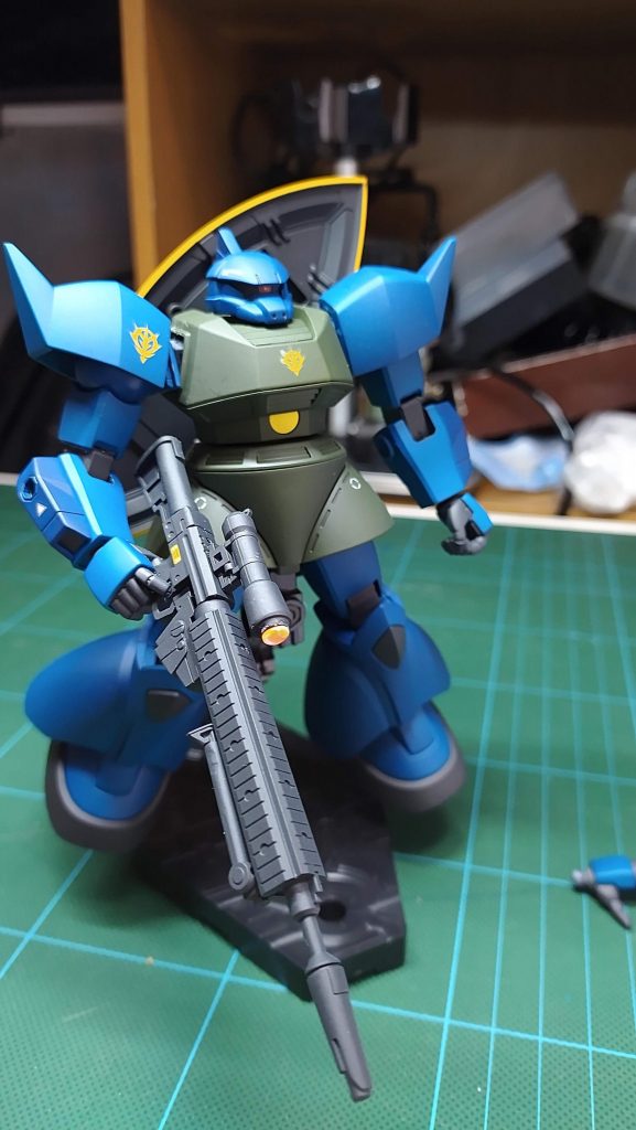 アニメ版と模型では青部分の色味が異なるので悩みましたが、模型版に寄せました。専用ビームライフル持たせるだけでガトー専用にできるので楽です。