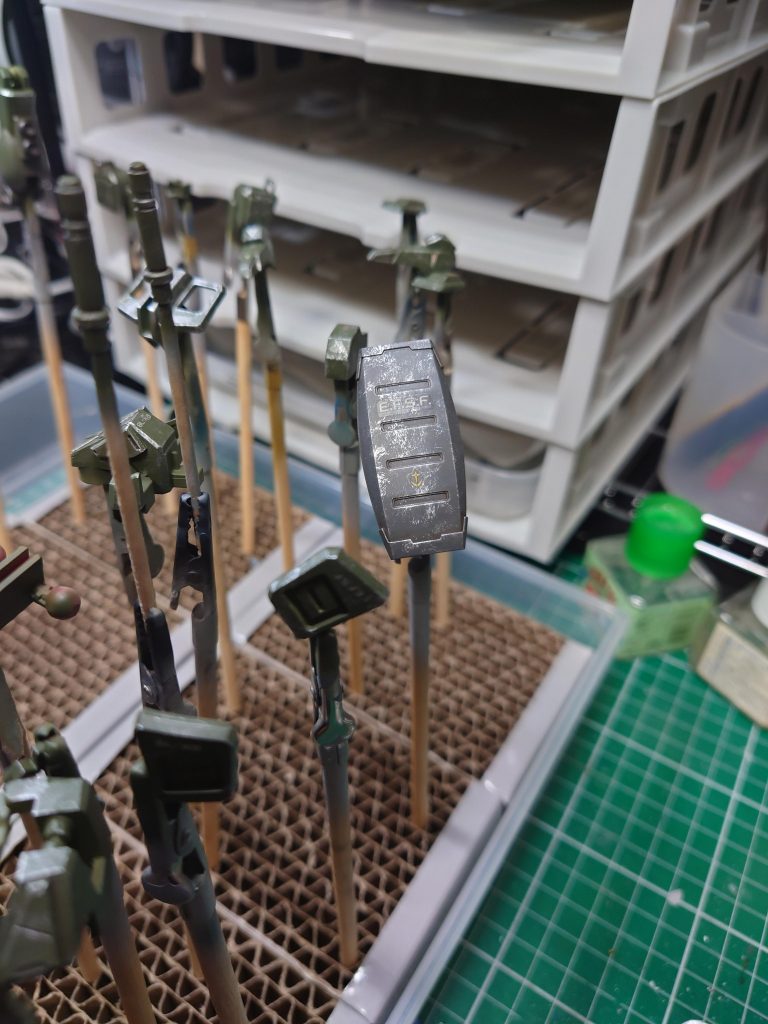 塗装後にチッピング入れました。