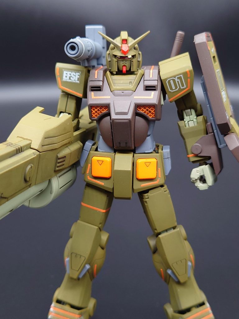 ブラウンとカーキのアーミーカラーがよく似合う機体です。