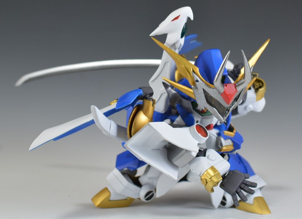 長くした刀を保持でき、とらせたいポーズをできるように可動、保持力両立できるように気を付けました。各所に可動を組み込みました。