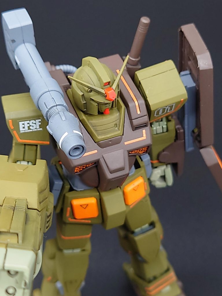 成型色は、黒と茶色が濃過ぎて、自分の中のヘビーガンダムのイメージと違って思えたのでブラウンとカーキでカラーチェンジしました。