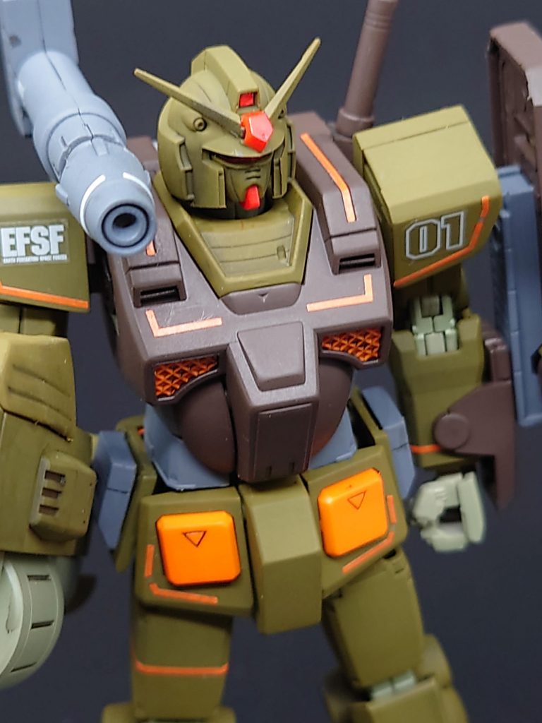肩のショルダー砲の合わせ目が、あまりうまく消せませんでした、でも合わせ目消しよりも積みプラ解消のため、時短で、完成を急ぎました!(言い訳)
