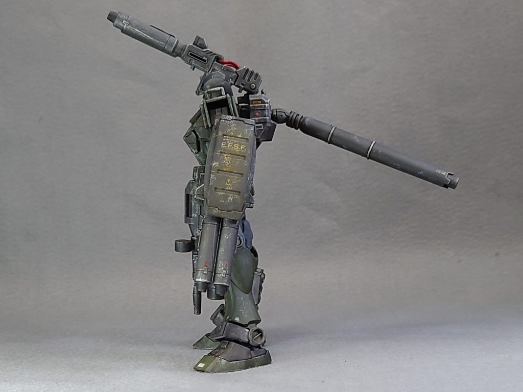 ベーシック装備は左手側にシールドとツインビームキャノンです。