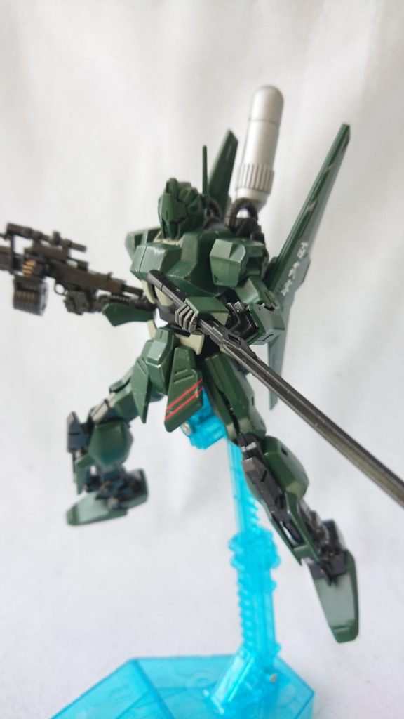 主機動力は機動に全振りなので、武装は非ビーム兵器で統一。ドイツのMG3KWSをベースにした重機関銃は給弾をドラムマガジン/ベルトリンク選択。どう考えても空戦中にベルトリンクむき出しは変ですね(笑)でも好き。太刀はバルバトスから拝借。ヤマトダマシイ。