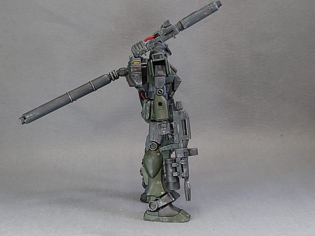 右手側にはビームライフルとスーパーナパームを持たせています。