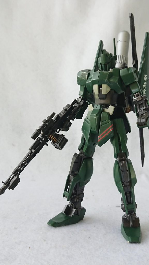 肩や四肢の装甲を削って、零戦の特徴である軽量化による高機動や超長航続距離、引き換えての軽装甲を表現。「当たらなければどうということはない」を地で行く機体です。百式もそういう機体だし、零戦もそうでしたね。