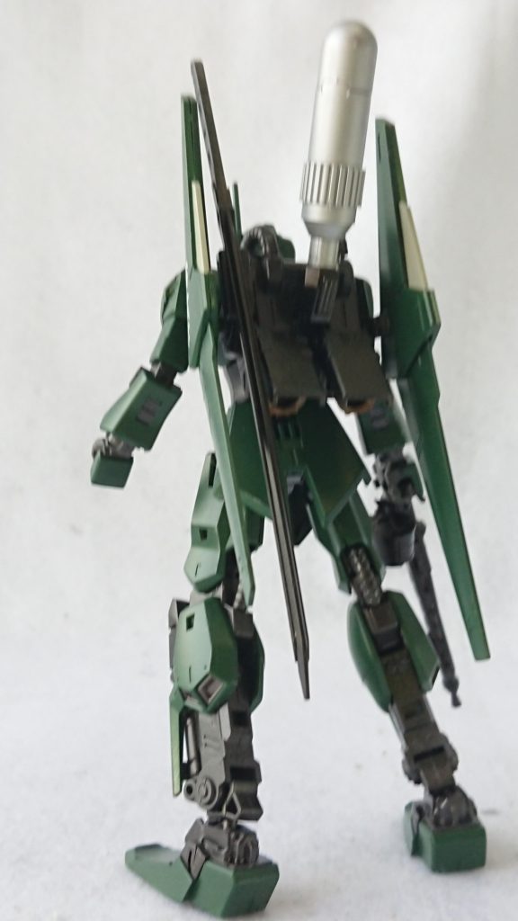 空戦に対応できる推力を確保するため、バーニアは大型化し、プロペラントタンクを増設して推進剤を追加。仮想敵はアッシマーでしょう。軽量化とウイングバインダーで旋回半径と上昇力は当機、速力火力耐弾性はアッシマー。キルレシオはどうでしょうね。変型不要のアドバンテージを生かせるエースが乗れば、アッシマーの変形時の隙に肉薄攻撃で圧勝できるかもしれません。ギャプラン？知らんな。