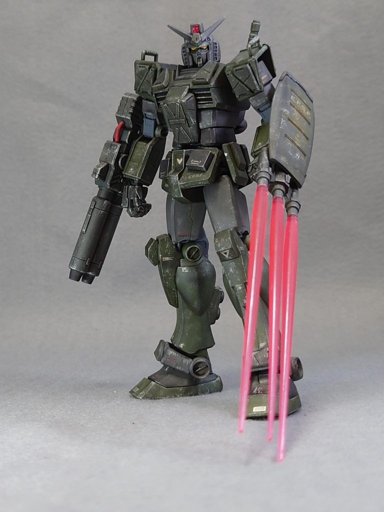 装備組み換えにより左手側にトリプルビームサーベルとシールド、右手側にはツインビームキャノン装備とし高機動格闘戦仕様にも出来ます。