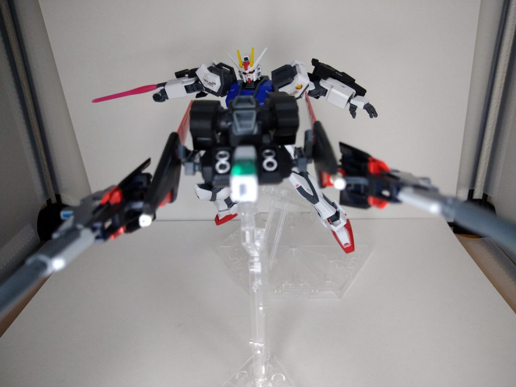 マニューバストライカーは分離して支援機としても活躍