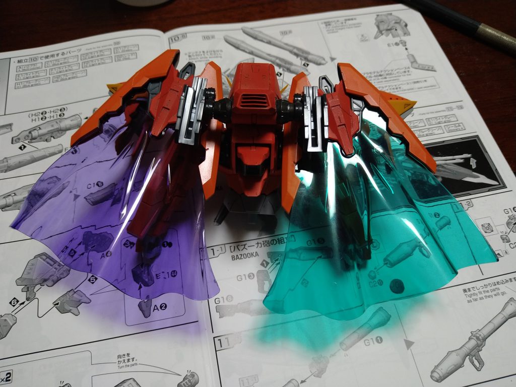 エクスカリバー装備のためにキャノンの取り付け部を切除改造パーツのジャンク品を組み合わせ、ジョイント部分を作成