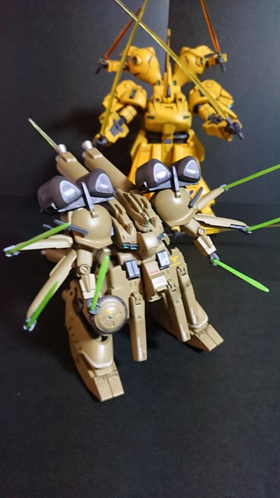 ジオっぽいカラーリングにしたので前に作製したジオと一緒に。デカールもディターンズ用を張りました。