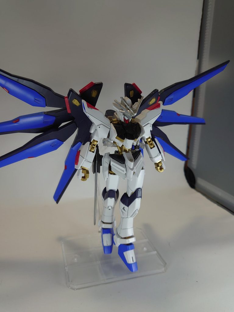 配色がそのままでもいい感じでヒロイックな感じを出せているなあと思い部分塗装で仕上げています。