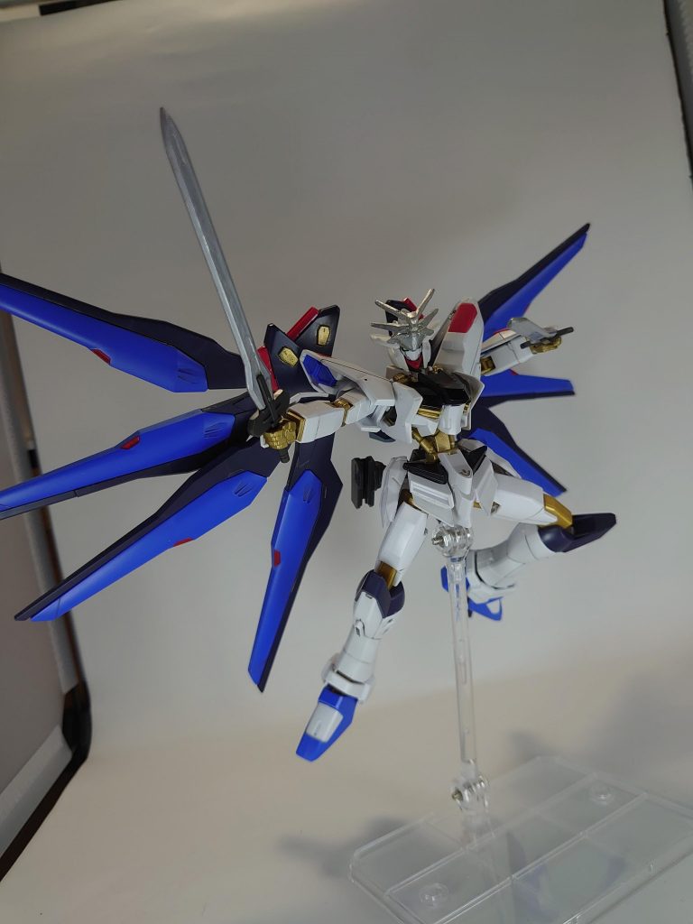 ソードを抜刀して飛翔するポージングアンテナがやっぱりデカい。