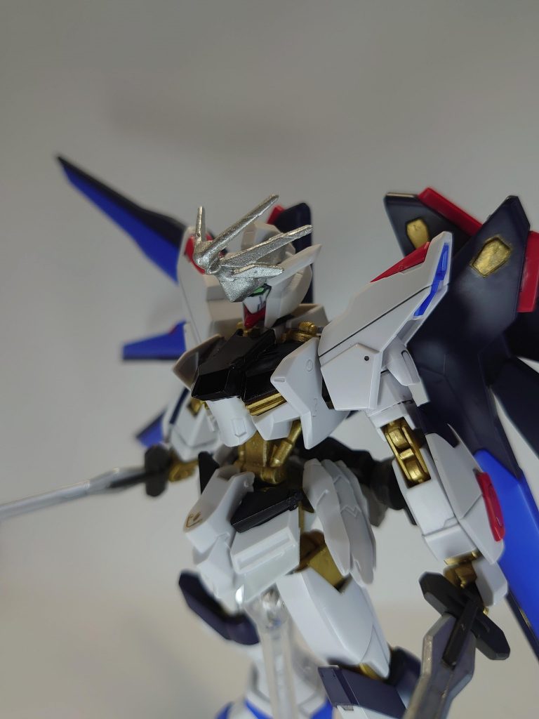 頭部の女神アンテナの部分だけハイゼンスレイラーⅡのパーツを使っています。プラリペアで苦労して複製しました。アンテナかなりデカいです。スカートはプラ板加工で延長させてます。