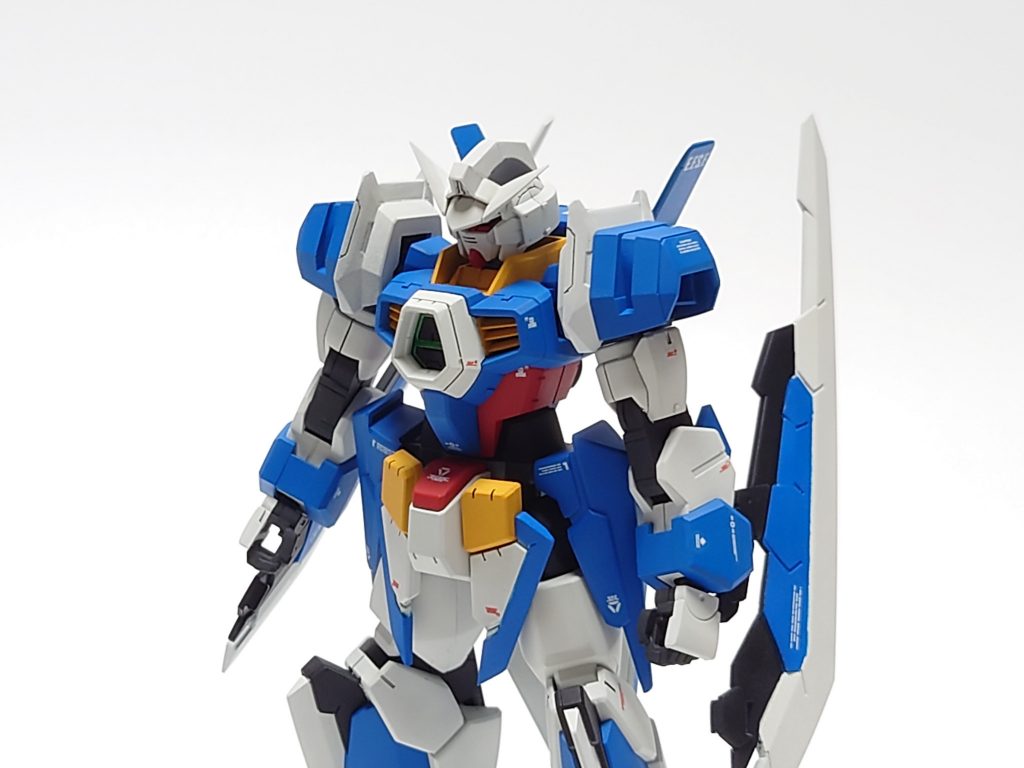 白ベースには赤デカール、青ベースには白デカールを使用しています。また胸のコクピットハッチや腕などの各部をスジボリでディテールアップをしています。