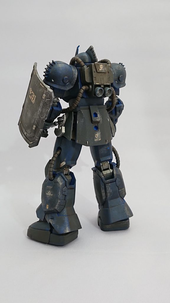 塗料はシタデルメインです。ガンメタ系の色はアクリジョン使ってます！ウェザリングは茶系で全体にウォッシングかけてトーンダウン、エナメルガンメタでチッピング、ウェザリングマスターで全体調整です！