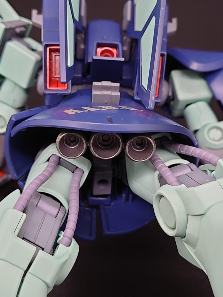 バックショットから、足の膝裏のパーツの合いがかなり悪いですね、修整ポイントです。