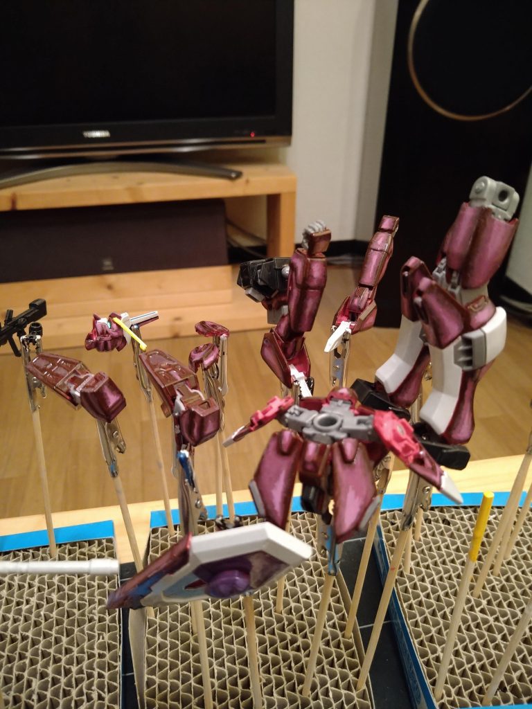 暗い色から明るい色へと、塗り重ねていきます。