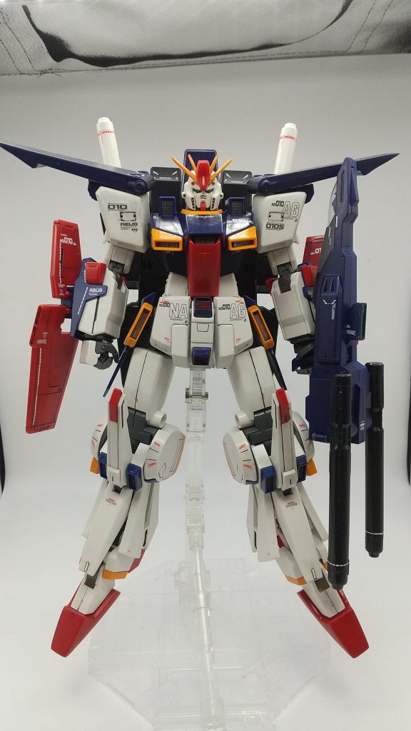 制作工程 肩アーマーをパテで延長しています。アーマーに角度をつけるため、肩の上の部分をカットしてカットしたパーツは取っておいて、さらに肩を角度をつけるため、斜めにカットして取っておいたパーツを再接着、隙間をパテで整えて、ヤスリがけをして肩は完成。次は足を２cm位延長、さらにつま先をパテとプラ板で延長、最後にアンテナも延長しました。 