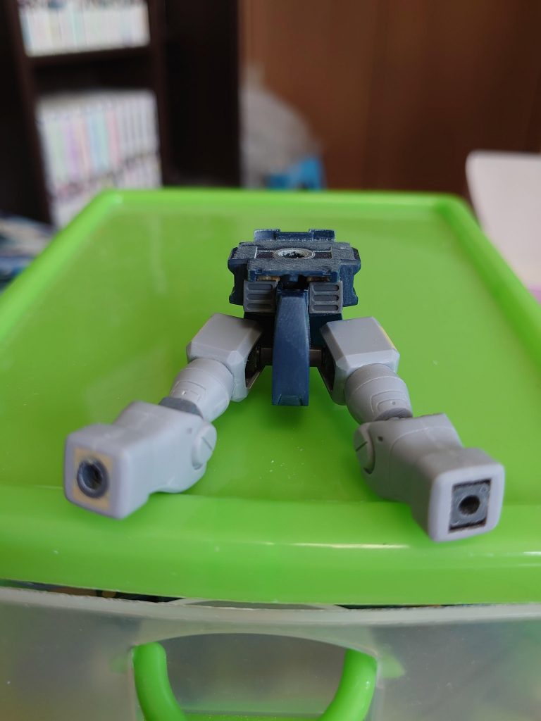 最近のHGだと足の付け根を加工しなくても腕が取り付けれたので楽でした