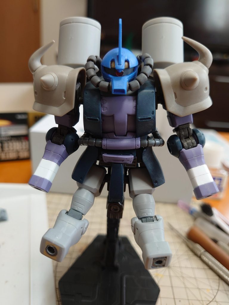 頭部は旧HGグフ、胴体と腕は高機動型ザク、肩はHGUCグフフライトタイプの余剰パーツ、脚は旧HGグフフライトタイプ