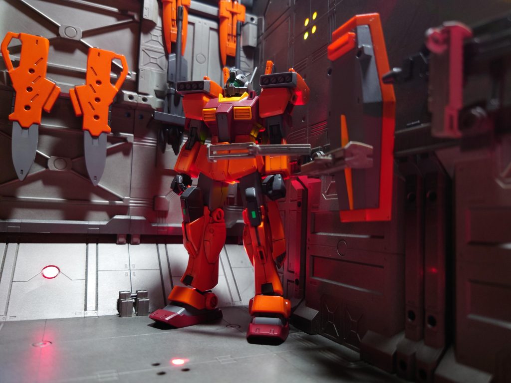 今回引っぱり出してきたパネルはウエーブのHハンガー・オクタゴンで、そこに100均のLED電飾をはめています。購入は10年以上前かな…