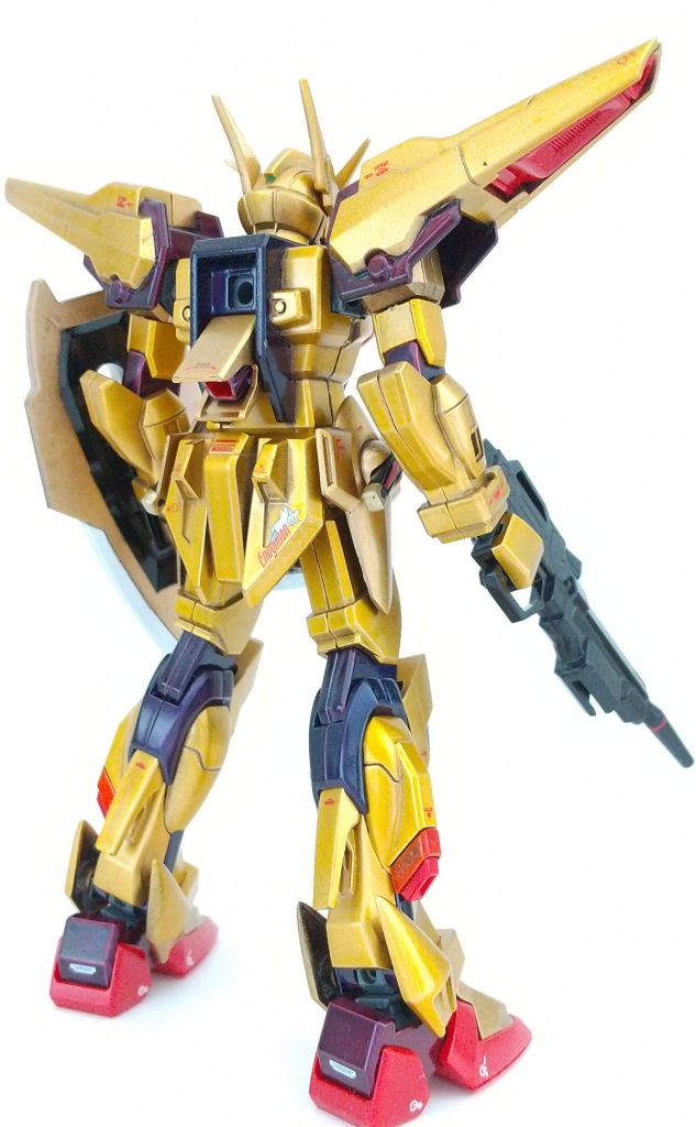 関節部等は、ムウのパーソナルカラーに寄せ、リアアーマーには、彼のパーソナルマークを。