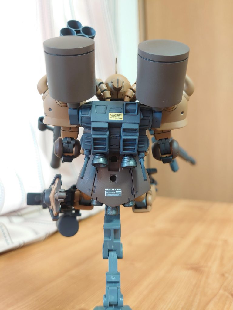 背面。頭部のパイプは後頭部ではなく首の後ろに繋がってます。また、腰裏にバーニアが追加されてます。