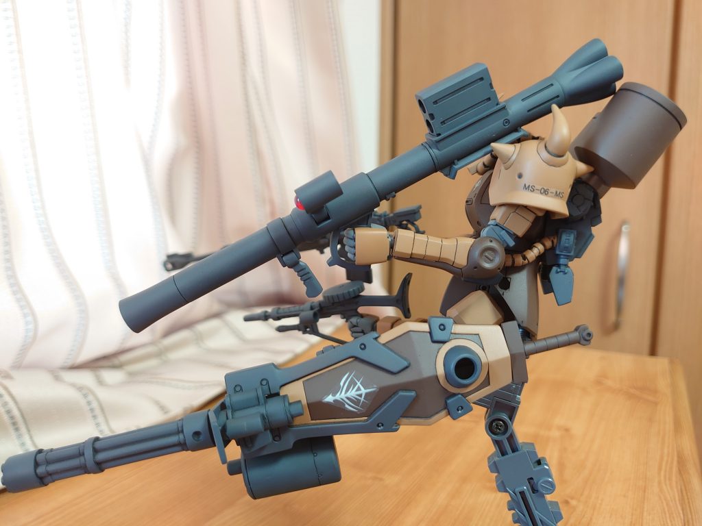 左前脚にバズーカA2型、左後脚にガトリングシールド