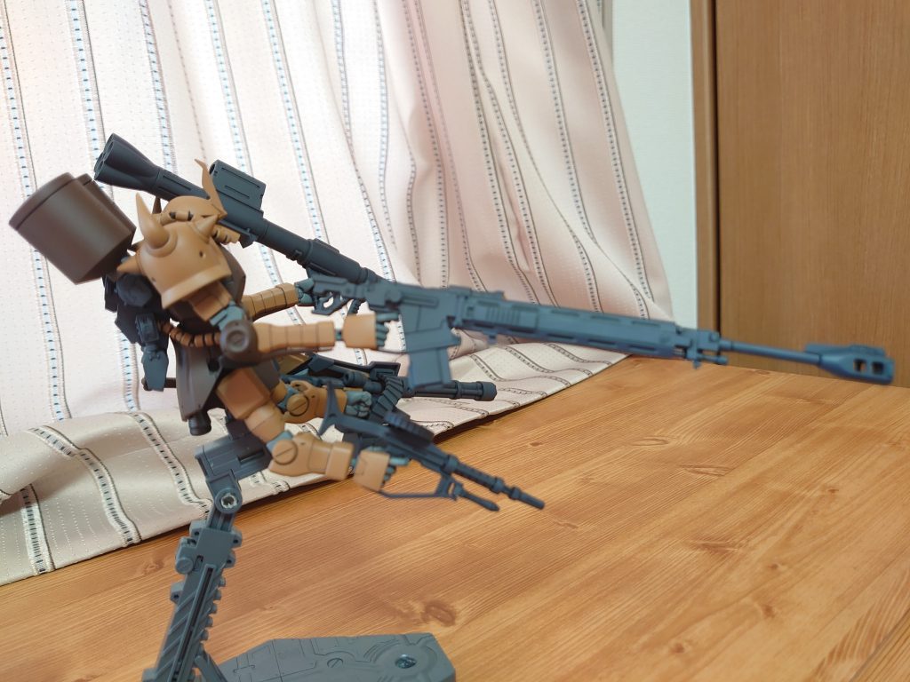 右前脚に対艦ライフル、右後脚にザクマシンガン