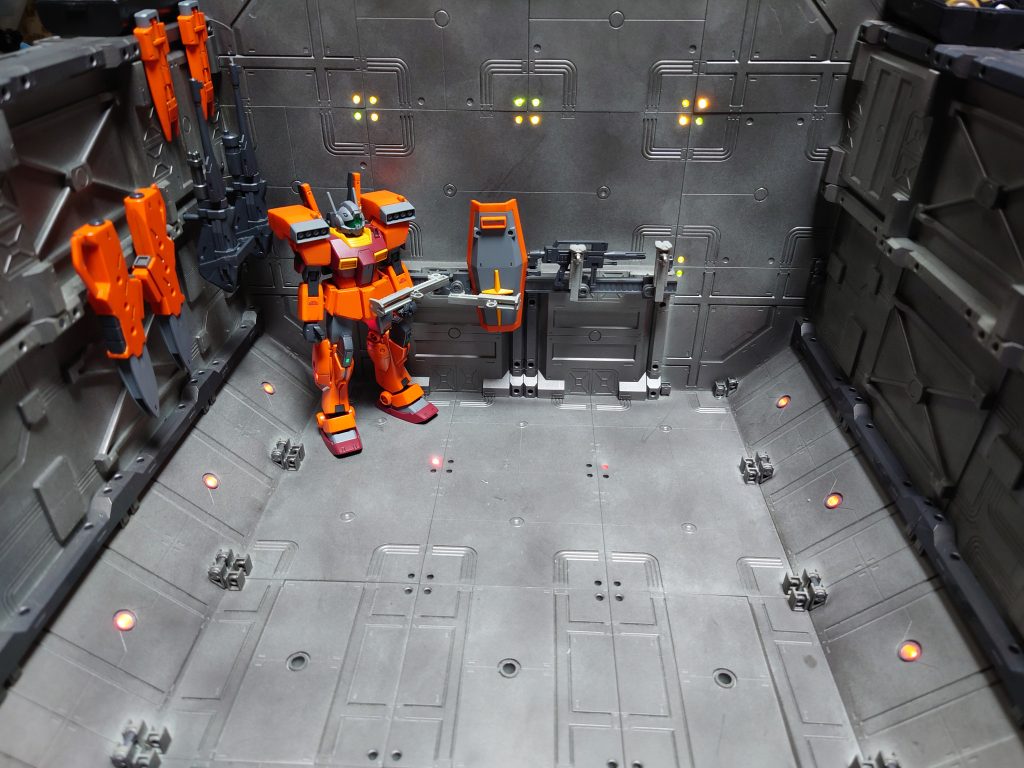 部屋の照明での明るさ。撮影時はディスクライトの弱にさらにペーパーを巻いて減光してます。LED電飾は床に赤、壁に黄と緑です。パネルサイズは、標準1/144が三機ギリギリ並べるくらいです。クスィーとかは無理でしょうね。この頃は100均パネルや暗幕を使用してましたが、このメカニカルなパネルは再び重宝しそうです。