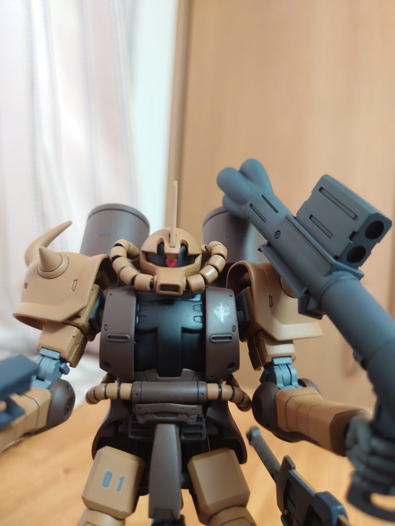 アップ。モノアイの縦の切り込みって必要なのか疑問に思います。機体カラーは資料が無かったので自分がイメージするお猿っぽい色に。