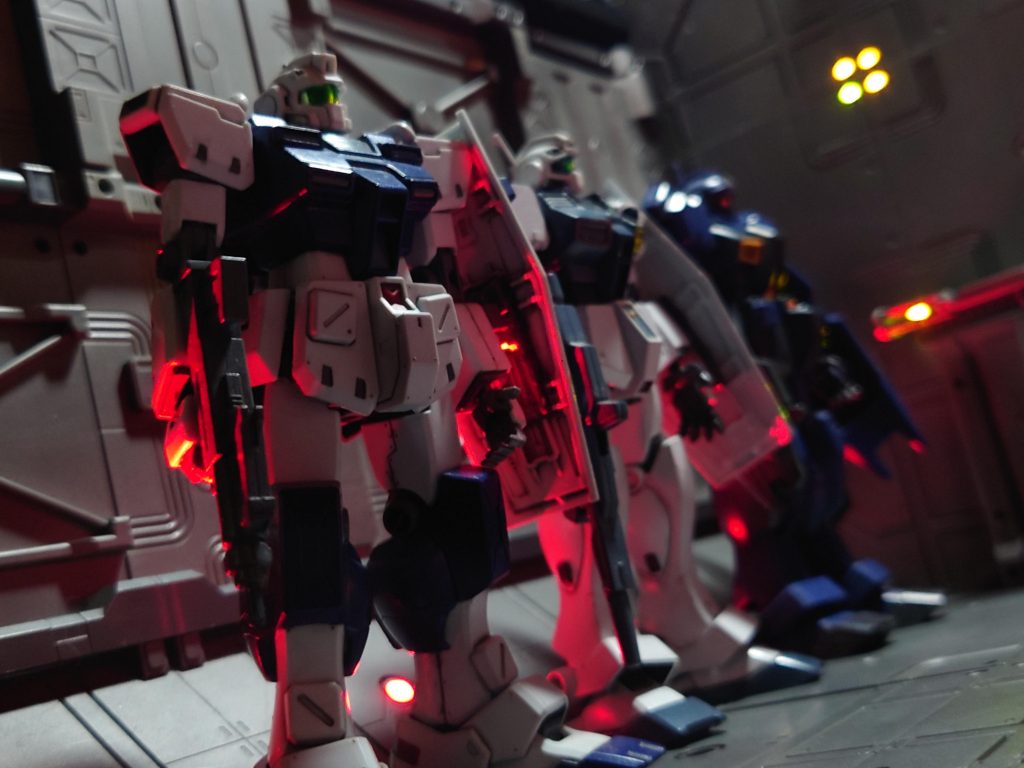 出撃寸前の雰囲気♪過去作のジム系を並べてみただけですが、赤ライトが緊張感を出して渋いです。