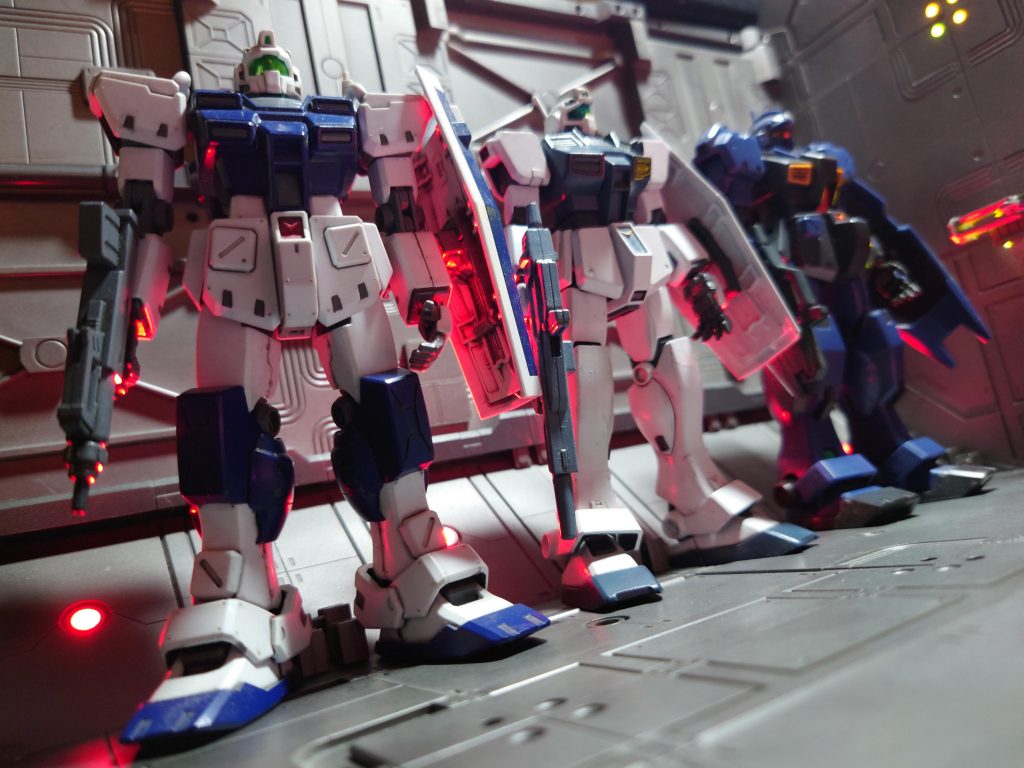 グレーのパネルにガンメタを吹いてます。